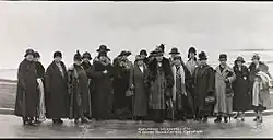 Norští delegáti Mezinárodní Rady žen na zasedání ve Washingtonu, 4.–14. května 1925. Louise stojí zhruba uprostřed obrazu s kloboukem bøttehatt na hlavě. Před ní šikmo vpravo od ní stojí Betzy Kjelsberg.