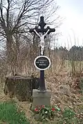 Kříž u komunikace vedoucí do vsi