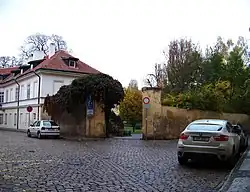 Vstup do zahrady z Nosticovy ulice