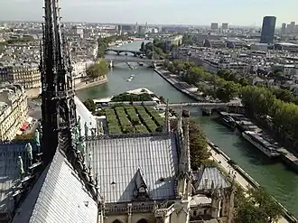 Trojúhelníkový tvar střechy před požárem