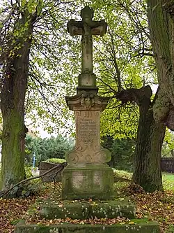 Nouzov, krucifix na návsi.jpg