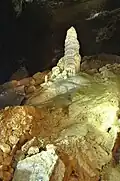 Stalagmity v Nové Amatérské jeskyni