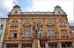 Ozdobná socha kašny na náměstí a v pozadí hotel Central, rok 2012