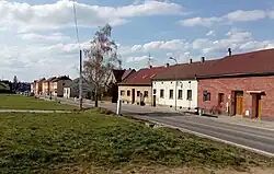 Zástavba podél Ledenické silnice