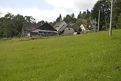 Pohled na obec z příjezdové silnice