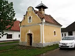 Nová Ves, návesní kaplička.jpg