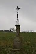 Kříž u komunikace těsně před vesnicí (2012)