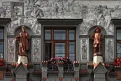 Nová radnice, detaily sgrafitové a sochařské výzdoby