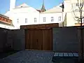 Vrata na dvůr a pohled na radnice zezadu