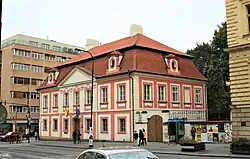 Bývalá budova farního úřadu. Ten v současné době sídlí na adrese Ječná 505.