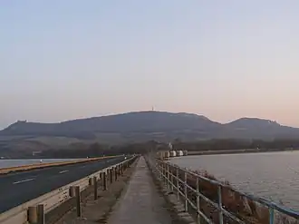 Masív Děvína a Kotle, pohled z hráze Věstonické nádrže