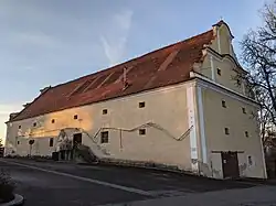 Nové Strakonice - zámecká sýpka (2).jpg