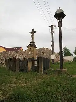 Zvonička a křížek