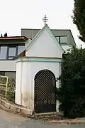 Nový Šaldorf-Sedlešovice, Sedlešovice, kaplička na křižovatce (4475).jpg