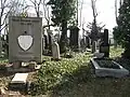 Pomník židovských vojáků padlých v první světové válce, vpravo hrob spisovatele Desidera Galského