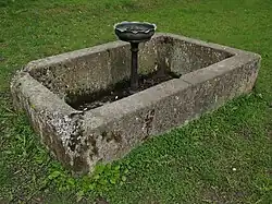 Nový Rychnov, kašna u zámku.jpg