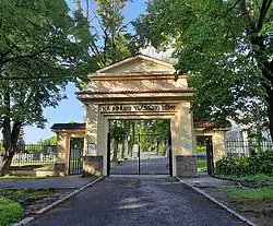 Hřbitovní brána z roku 1921