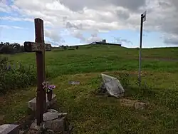 Nový hřbitov a v pozadí Součinnostní střelnice Velká Střelná