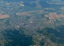 Letecký pohled na Novou Gradišku, Prvču lze vidět vpravo nahoře od města