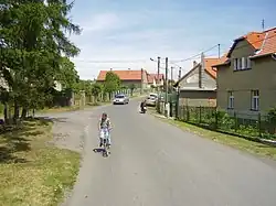 Pohled od železničního přejezdu