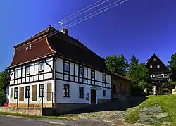 Noviny pod Ralskem, typická architektura obce v sousedství kostela