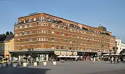 Pohled na Tanurdžićův palác z novosadského Náměstí svobody (trgu Slobode)