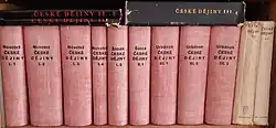 Hřbety knih Českých dějin Václava Novotného (a jeho pokračovatelů)