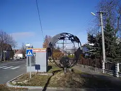 Fotografie zastávky SAD a modelu zeměkoule v obci
