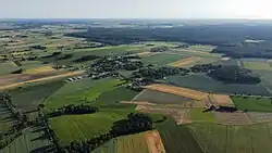 Pohled na krajinu okresu – uprostřed obec Nowa Wieś Oleska