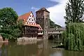 Pegnitz a věž opevnění Wasserturm v Norimberku