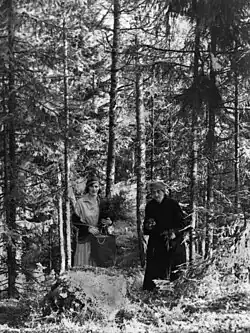 Mladá a stará žena sbírají houby u Haagu, 1930-1940