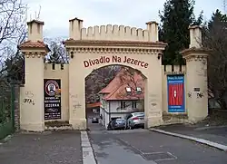 Vstup novogotickou branou k Divadlu na Jezerce