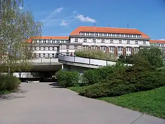 Most magistrály přes Táborskou ulici křižující náměstí Hrdinů, v pozadí budova vrchního soudu