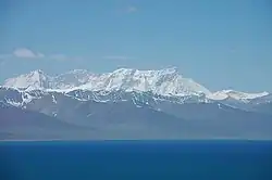 Ňänčhenthanglha ze severu. V popředí jezero Namccho