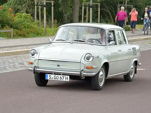 Škoda 1000 MB s nedůvtipně umístěnou poznávací značkou v Magdeburku (model 1969 s nepůvodní maskou)