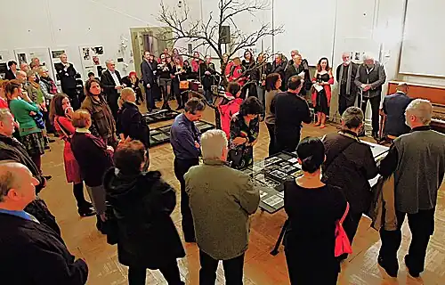 Instalace výstavy fotografií Ondřeje Šika, Muzeum umění a designu Benešov, vernisáž, 2015