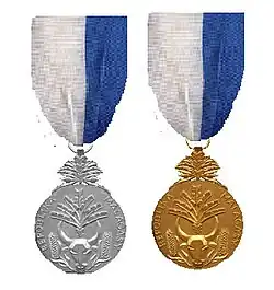 Insignie řádu ve třídě důstojníka a rytíře, typ I