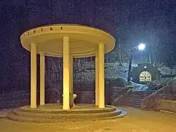 Pavilon s pítkem pramene Ottovka (2024), v pozadí pramenná jeskyně, lázeňský park Luhačovice