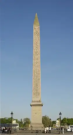 Obelisk v Paříži (9. dubna 2011)