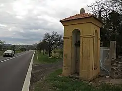 Obřice, výklenková kaplička při silnici č.15.jpg