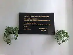 Památeční deska v Obchodní akademii Teplice