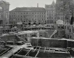 Stavba Obecního domu, 1906 (vlevo U Hybernů, vpravo Prašná brána)