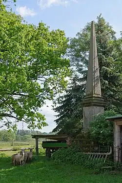 Obelisk za domem čp. 6