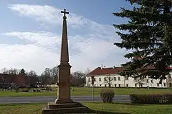 Obelisk s křížem, Kačická ul. před čp. 116, Smečno, okr. Kladno, Středočeský kraj 01.JPG
