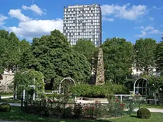 Rozárium, v pozadí Tour Albert