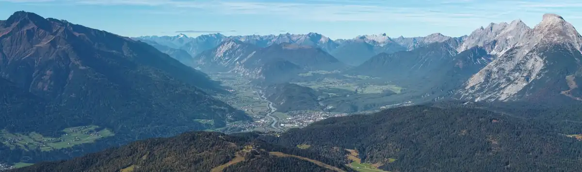 Pohled z východu na Oberinntal a náhorní plošinu Mieminger.