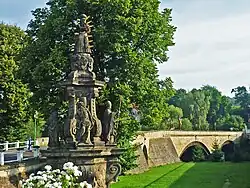 Barokní mariánský sloup z roku 1714 u vstupu na most