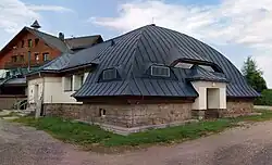 Objekt, který skrývá ve svých útrobách společenský sál