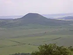 Pohled na Oblík ze 4 km vzdálené Milé