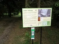 Panel šesté zastávky obnovené Naučné stezky Jáchymovské peklo u bývalého pracovního tábora Nikolaj.